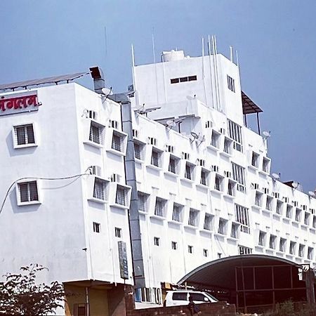 Hotel Mangalam Kurandvad Eksteriør billede